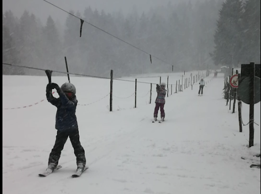 Winterliche Szene mit Skilift Oberhof im Hintergrund